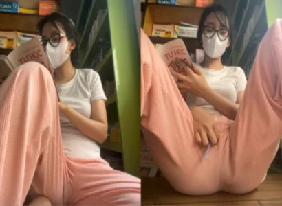Con nhỏ vừa đọc truyện vừa cho sextoy vào lồn