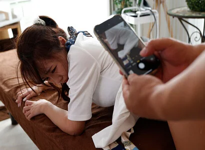 Cô nhân viên triệt lông bạo hành tình dục với em