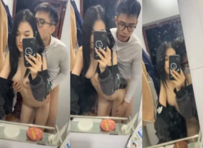 Cặp đôi trẻ chịch nhau trước gương