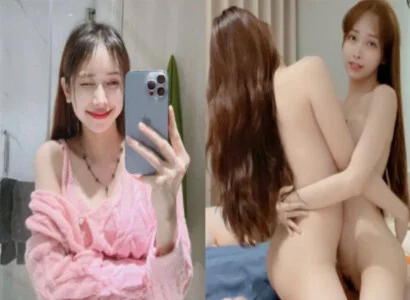 Lâm Thái Vy cùng người bạn thân thiết móc bím trong lúc phát trực tiếp