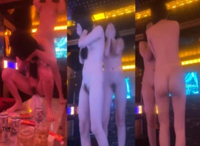 Mỹ nhân trình bày vũ điệu thoát y đầy khêu gợi tại quán hát