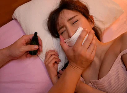 Anh ta dùng thuốc mê rồi quan hệ với cô em họ xinh đẹp